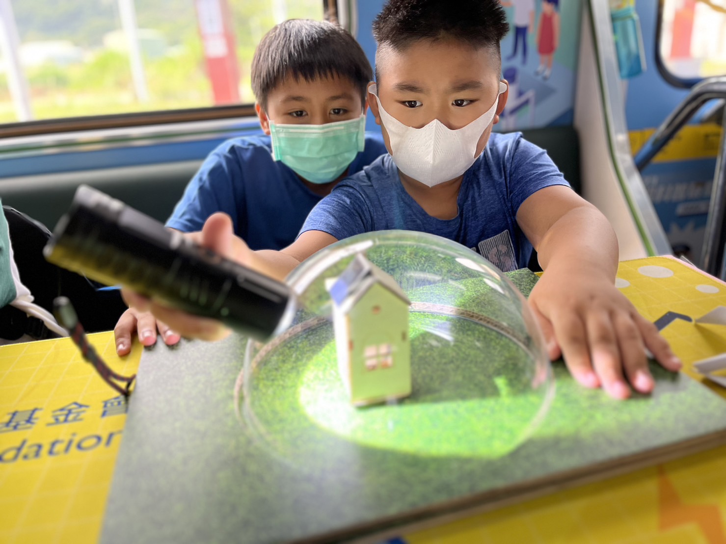pg电子參與基礎科學主題車廂，以STEAM教學精神，設計「逐日科學家」、「太陽能工程師」以及「淨零建築師」三大能源科普課程和實驗